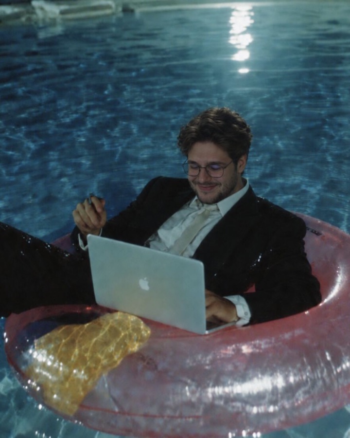 Photo post: Sönke working on a laptop in a pool float